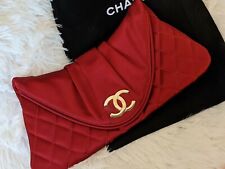 Brukt, Chanel CC Red Satin Quilted Halfmoon Clutch til salgs  Frakt til Norway