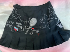 Minifalda Laura Lees XS plisada negra bordada patines tenis grafitti segunda mano  Embacar hacia Argentina