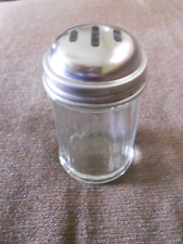 Usado, ✅ Pequeño frasco de vidrio con tapa de metal agitadora ranurada, 3,5" de alto segunda mano  Embacar hacia Argentina