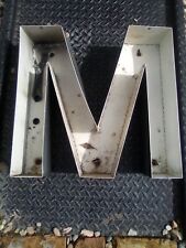 Adorno artesanal grande de 18 pulgadas rústico de metal galvanizado letra M industrial granja segunda mano  Embacar hacia Argentina