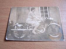Foto vintage feminina em moto motocicleta 1938 AJS 350cc faixa prata FKJ 85 comprar usado  Enviando para Brazil