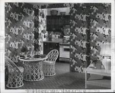 Foto de prensa 1970 vinilo papel tapiz floral presentado en comedor y cocina segunda mano  Embacar hacia Argentina