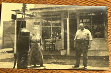 Vintage Foto Real Postal de la estación de gasolina bomba en frente de tienda RPPC segunda mano  Embacar hacia Argentina