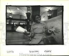1992 Press Photo Camille Fluence recebe sua conta NOPSI no escritório Baronne Street comprar usado  Enviando para Brazil