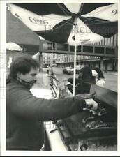 1986 Press Photo Mike "Frank" Mahan, vendedor de cachorro-quente na South Salina Street, usado comprar usado  Enviando para Brazil