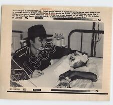 Pop Star Michael Jackson Comfort Burn Victim Child em BUDAPESTE 1994 foto de imprensa, usado comprar usado  Enviando para Brazil