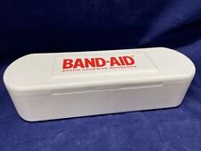 CAIXA BAND-AID 8,25” Caixa de Armazenamento Plástica Tampa Dobradiça Branco Vermelho Com Bandaids comprar usado  Enviando para Brazil