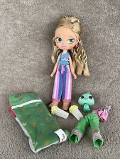 Käytetty, Bratz Kidz Sleepover Adventure CLOE Doll With Pyjama Clothes & Accessories myynnissä  Leverans till Finland