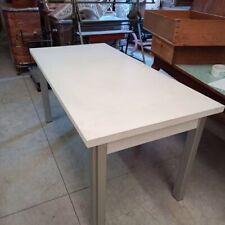 Tavolo bianco con usato  Zandobbio