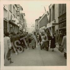 Foto de colección bulliciosa escena callejera de la ciudad con tiendas y peatones Colonia 1954 segunda mano  Embacar hacia Mexico