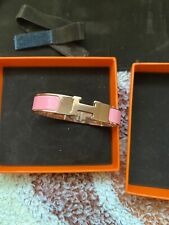 Herme bracelet. pink d'occasion  Expédié en Belgium