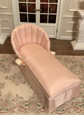 Casa de muñecas chaise lounge miniatura de seda rosa segunda mano  Embacar hacia Argentina