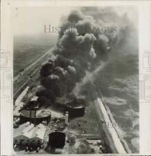 1963 foto de prensa columnas de humo sopla de Los Banos, Tidewater Oil Company, California segunda mano  Embacar hacia Mexico