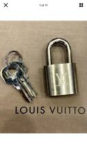 LOUIS VUITTON: Conjunto de chaves e fechaduras de metal "LV" dourado/latão 1 replicado para parecer novo comprar usado  Enviando para Brazil