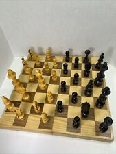 Atractivo conjunto de ajedrez de madera en estuche plegable de tablero de ajedrez - 32 piezas completas. segunda mano  Embacar hacia Argentina