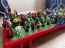 Usado, Lego minifiguras lote de 70+, toneladas de acessórios, cavalos, caixa de armazenamento/baseboard comprar usado  Enviando para Brazil