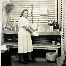 FOTO DE COLECCIÓN DE 1930 instantánea de mujer grande en cocina industrial, cocina, usado segunda mano  Embacar hacia Argentina