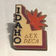 Usado, Delta Epsilon Chi Deca Escola Faculdade Idaho State Em Forma De Esmalte Lapel Pin FP20 comprar usado  Enviando para Brazil