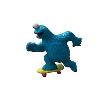 Boneco de PVC vintage Cookie Monster skate boarding, topo de bolo, Sesame Street anos 80 comprar usado  Enviando para Brazil