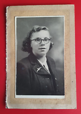 Foto vintage em preto e branco - Jovem mulher com emblema da RAF - Agosto de 1946 (3" x 4,75") #m comprar usado  Enviando para Brazil