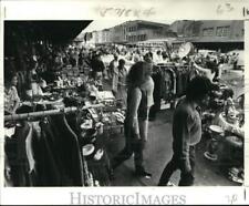 1978 Press Photo Patronos do mercado de pulgas do mercado francês confira vários produtos comprar usado  Enviando para Brazil