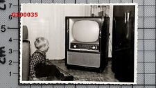 Altes ORIG. FOTO 1963 Schnappschuss Kleiner JUNGE beim TV Gucken comprar usado  Enviando para Brazil