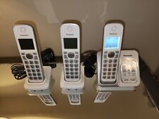 Base de teléfonos inalámbricos Panasonic KX-TGDA50 con 3 teléfonos cada uno con adaptadores de carga  segunda mano  Embacar hacia Argentina