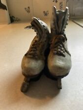 Estatuilla vintage de importaciones populares ""Zapatos antiguos de patinaje sobre hielo segunda mano  Embacar hacia Argentina