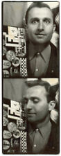 Cabine de fotos vintage homem segurando placa de adesivos fliperama sorridente ímpar 41 comprar usado  Enviando para Brazil