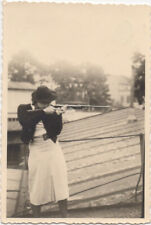 Mujer disparando pistola en la azotea, Viena, 1939 segunda mano  Embacar hacia Argentina