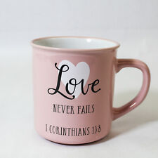 Caneca inspiradora rosa Love Never Fails 1 Corinthians 13:8 Scripture comprar usado  Enviando para Brazil