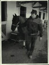 1985 Entrenador de fotos de prensa caballo caminando ""Viento aleatorio"" en Stalls - sya34582 segunda mano  Embacar hacia Mexico