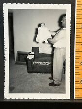 1955 Man Displays Boneca-Como Bebê Sala de Estar Flash Pic: Foto Vintage Instantâneo comprar usado  Enviando para Brazil