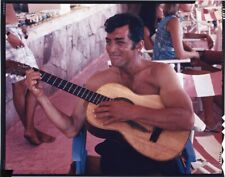 Dean Martin tocando guitarra barechested 1960 conjunto de filme original 5x4 transparência comprar usado  Enviando para Brazil