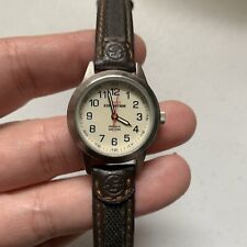 Usado, Reloj Timex Expedition Indiglo para mujer tono plateado 50M correa de cuero marrón T41181 segunda mano  Embacar hacia Argentina