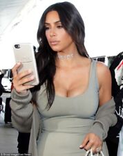 Impressão fotográfica 8x10 concentrada de Kim Kardashian com celular na mão comprar usado  Enviando para Brazil