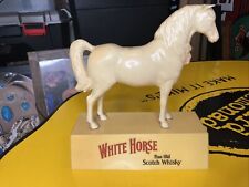 Vintage Cavalo Branco ‘Fine Old Scotch Whiskey’ Exposição de Cavalo de Plástico 10”x10”3.5”, usado comprar usado  Enviando para Brazil