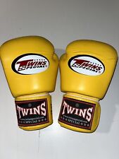 Luvas de boxe Twins Special Muay Thai 10 oz amarelas com envoltórios para as mãos, usado comprar usado  Enviando para Brazil