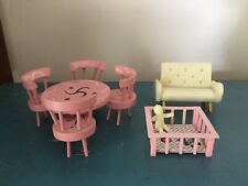 Móveis vintage para casa de bonecas - Mesa de madeira e 4 cadeiras, cercadinho de plástico, bebê, namoradeira comprar usado  Enviando para Brazil