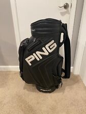 Bolso de exhibición de personal de cuero de gran tamaño Ping Golf - negro con letras blancas, usado segunda mano  Embacar hacia Argentina