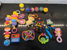 Lote de 17 juguetes para bebés mordedores sonajeros sensoriales Hape Fisher Price Chicco segunda mano  Embacar hacia Argentina