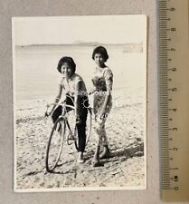 Foto original OPS à beira-mar duas jovens chinesas e bicicletas comprar usado  Enviando para Brazil