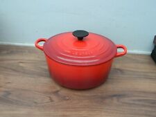 le creuset  cast iron casserole dish and lid - red  finish - size 24 till salu  Toimitus osoitteeseen Sweden