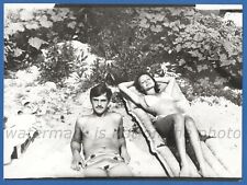 Hombre guapo y chica bonita en la playa torso desnudo vintage segunda mano  Embacar hacia Argentina