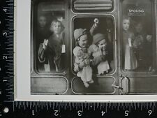Vintage Tarjeta Postal WW2 Británico Hogar Frontal Niño Evacuados Encendido Tren segunda mano  Embacar hacia Argentina