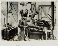 1940 Press Photo Workers moldam conchas em tornos em uma fábrica de munições na França comprar usado  Enviando para Brazil
