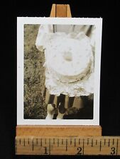 Sin rostro fuera de marco niña sin cabeza sosteniendo donut pastel de cumpleaños foto vintage, usado segunda mano  Embacar hacia Argentina