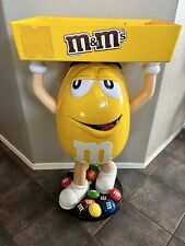 Personagem amarelo M&M com bandeja loja de chocolate exibição de doces comprar usado  Enviando para Brazil