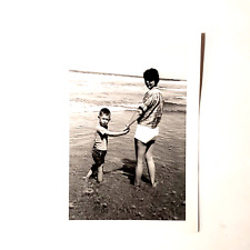 Madre e hijo en la playa ~ blanco y negro década de 1950 ~ década de 1960 5 fotos segunda mano  Embacar hacia Argentina