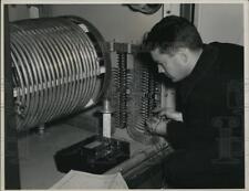 1940 Press Photo A.R. Goodnow Westinghouse Engineer com transmissor de 50.000 watts comprar usado  Enviando para Brazil